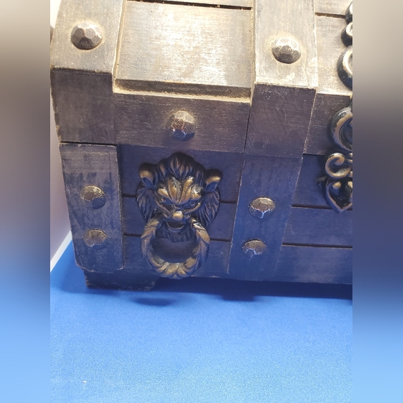 Vintage Medieval Revival Treasure Chest. Decanters & Shot Glasses. Man Cave Bar. - Picture 3 of 7